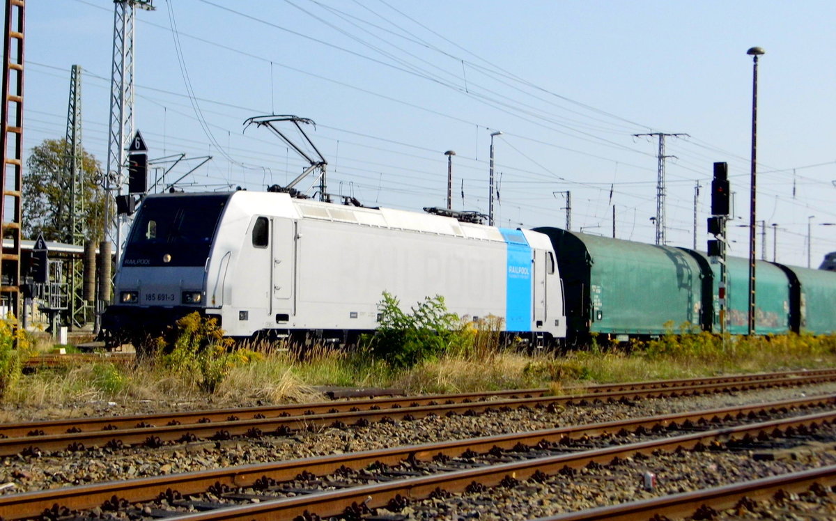 Am 01 .09.2016 kam die 185 691-3 von der HSL Logistik ( Railpool)   aus Richtung Berlin nach Stendal und fuhr weiter in Richtung Hannover .