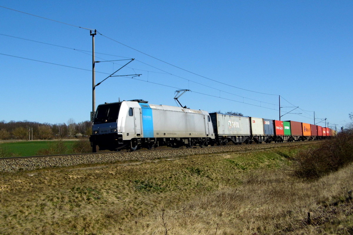 Am 01.04.2016 kam die 185 692-1 von der HSL Logistik (Railpool) aus Richtung Stendal und fuhr weiter in Richtung  Salzwedel .