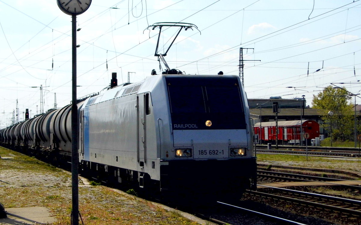 Am 01.05.2016 kam die 185 692-1 von der CargoNet AS,    (Railpool) aus Richtung Salzwedel nach Stendal und fuhr weiter in Richtung Magdeburg .