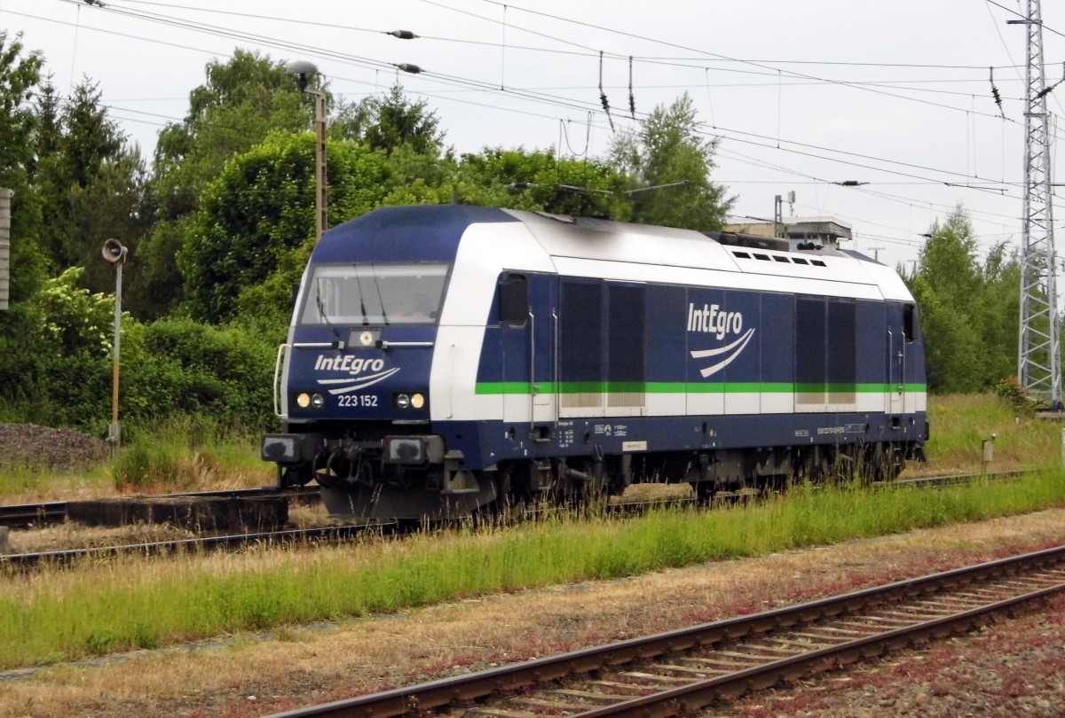 Am 01.06.2015 kam die  223 152 von der IntEgro (Press)  aus Richtung Niedergörne nach Stendal   .