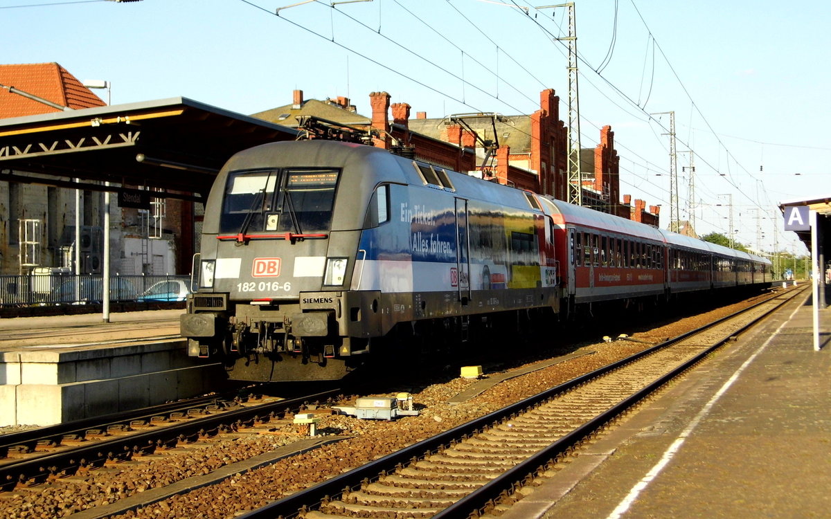 Am 01.09.2016 kam die 182 016-6 aus Richtung Berlin nach Stendal und fuhr weiter in Richtung Hamburg.