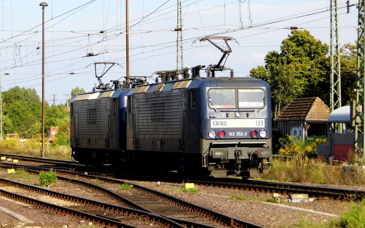 Am 01.09.2016 kamen die 143 352-2 und die 143 307-7   von der RBH   aus Richtung Salzwedel nach Stendal und fuhr weiter in Richtung Berlin .