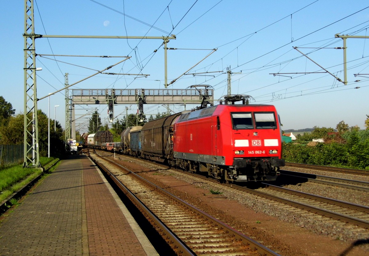 Am 01.10.2015 kam die 145 062-6 von der DB aus Richtung Braunschweig nach Niederndodeleben und fuhr weiter in Richtung Magdeburg .