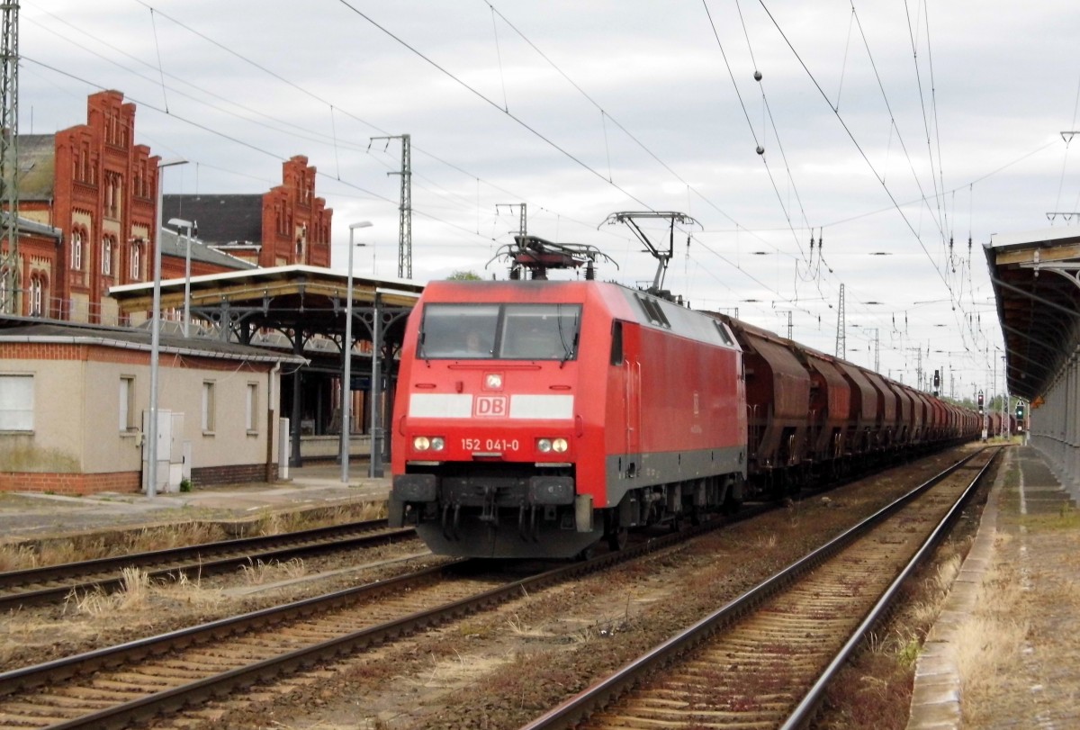 Am 02 .06.2015 kam die 152 041-0 von der DB aus Richtung Magdeburg nach Stendal und fuhr weiter in Richtung Wittenberge .