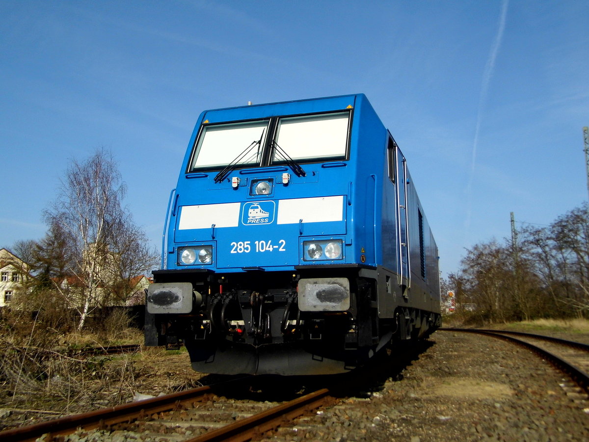 Am 02.04.2016   die 285 104-2 von der Press (BTK) in Stendal abgestellt .