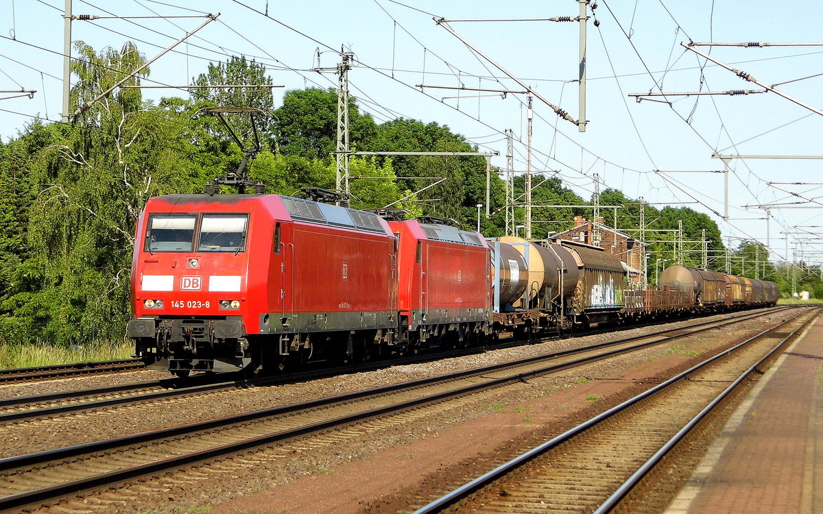 Am 02.06.2017 kam die 145 023-8 von der  DB Cargo Deutschland AG, aus Richtung Magdeburg nach Niederndodeleben und fuhr weiter in Richtung Braunschweig .
