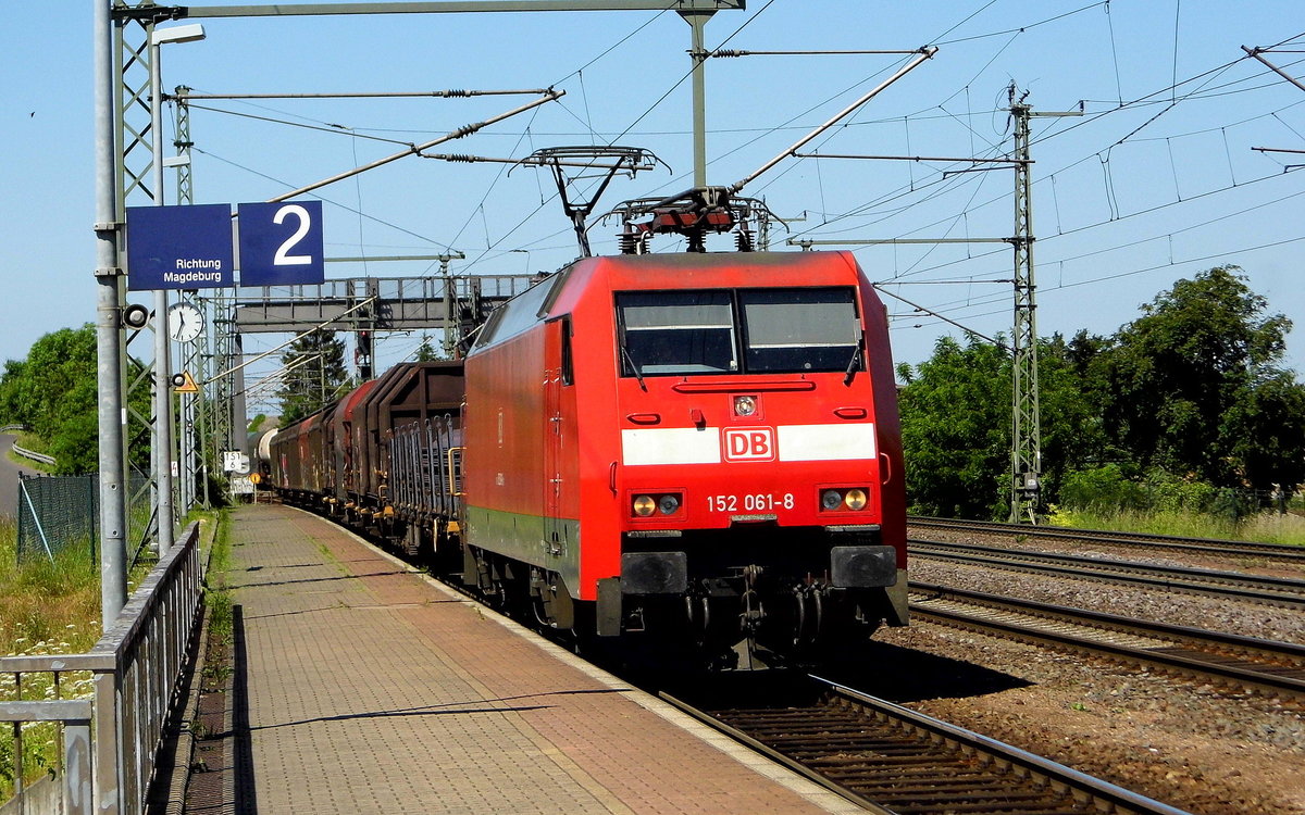 Am 02.06.2017 kam die 152 061-8 von der  DB Cargo Deutschland AG,  aus Richtung Braunschweig nach Niederndodeleben und fuhr weiter in Richtung Magdeburg .