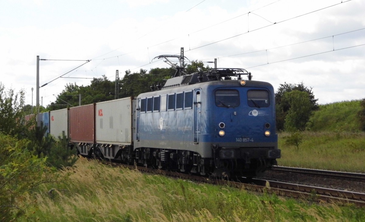 Am 02.09.2015 kam  die 140 857-4 von der EGP aus der Richtung Magdeburg nach Demker und fuhr weiter in Richtung Stendal .