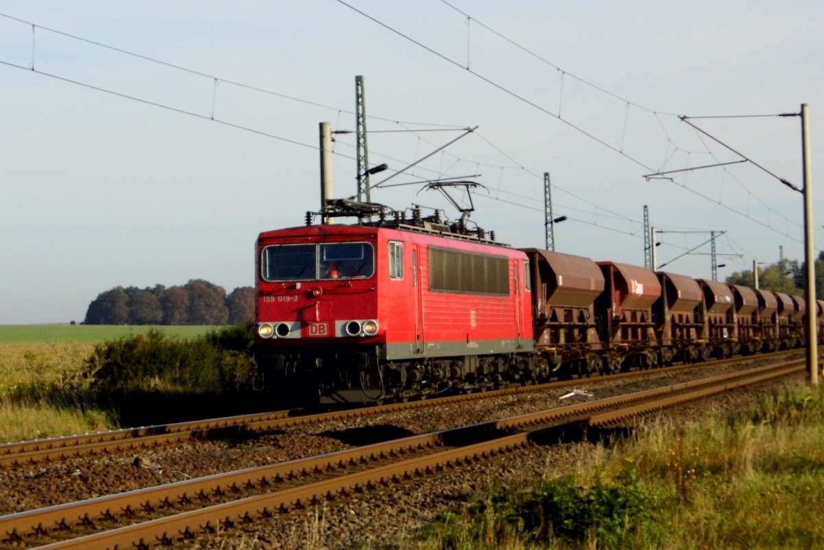 Am 02.10.2015 kam die 155 019-3 von der DB aus der Richtung Stendal nach Demker und fuhr weiter in Richtung Magdeburg .