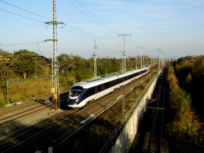 Am 02.11.2014  kam ICE 605 020/520&605  aus Richtun Salzwedel und fuhr nach  Stendal.
