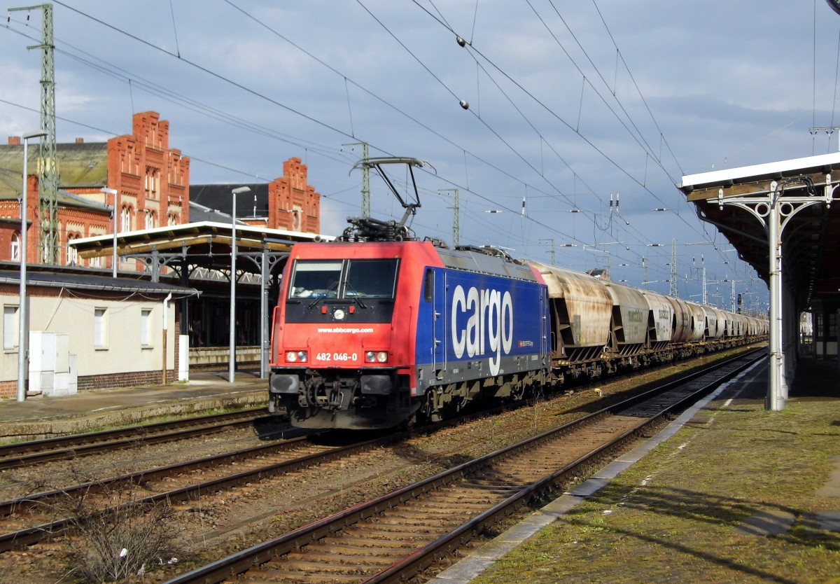 Am 03.04 .2015 kam die 482 046-0 von der SBB Cargo aus Richtung Magdeburg nach Stendal und fuhr weiter in Richtung  Salzwedel.