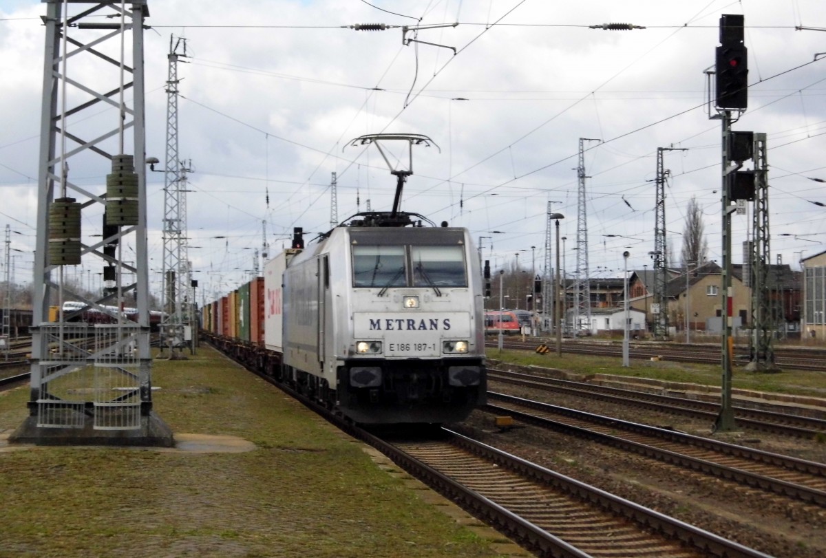 Am 03.04.2015 kam die E 186 187-1 von der METRANS aus Richtung Salzwedel nach Stendal und fuhr weiter in Richtung Magdeburg.