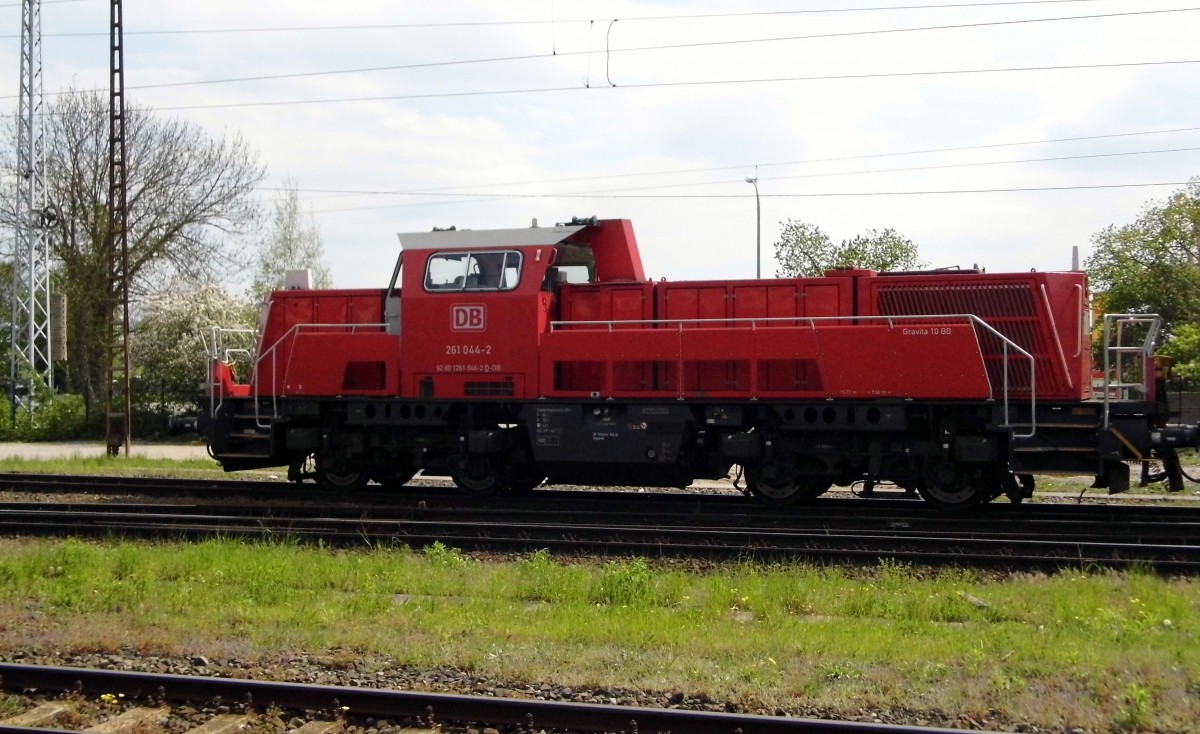 Am 03.05.2015 Rangierfahrt von der 261 044-2 von der DB in Stendal .