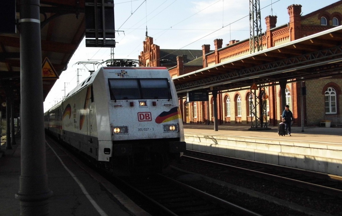 Am 03.10 .2015 kam die 101 027-1 von der DB aus Richtung Hannover nach Stendal und fuhr weiter in Richtung Berlin .