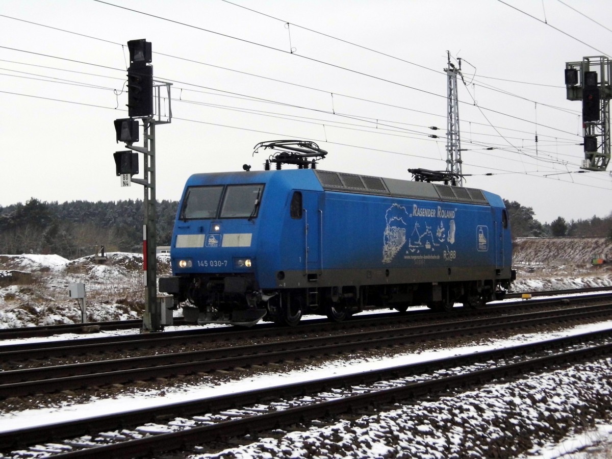 Am 04.02.2015 Rangierfahrt mit schnellen Bügelwechsel  von der 145 030-7  von der Press bei Borstel bei Stendal .
