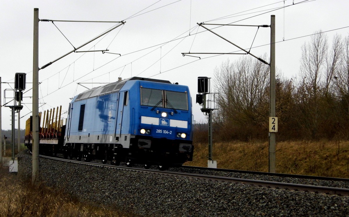 Am 04.02.2016 kam die 285 104-2 von der Press (BTK) aus   Niedergörne und fuhr weiter in Richtung Stendal .