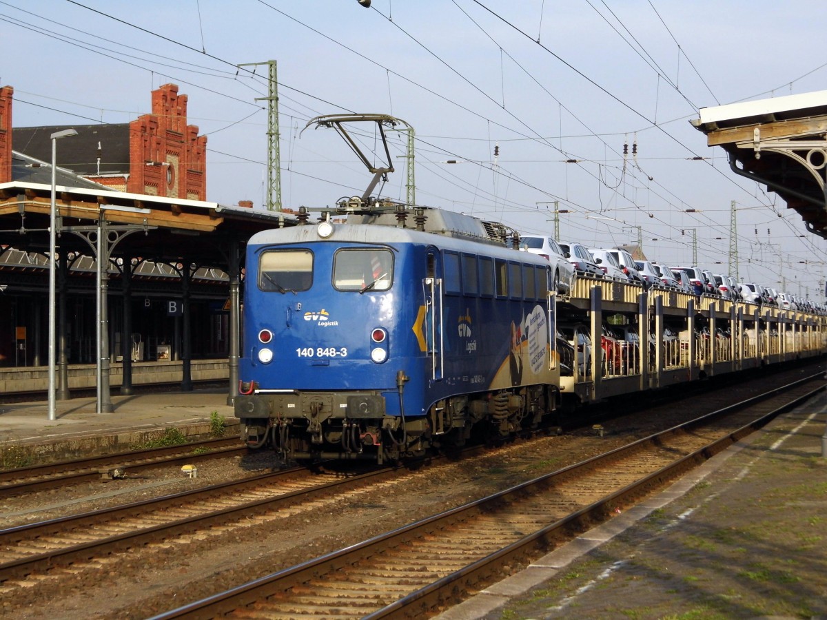 Am 04.10.2015 kam die 140 848-3 von der evb Logistik aus Richtung Magdeburg nach Stendal und fuhr weiter in Richtung Wittenberge .