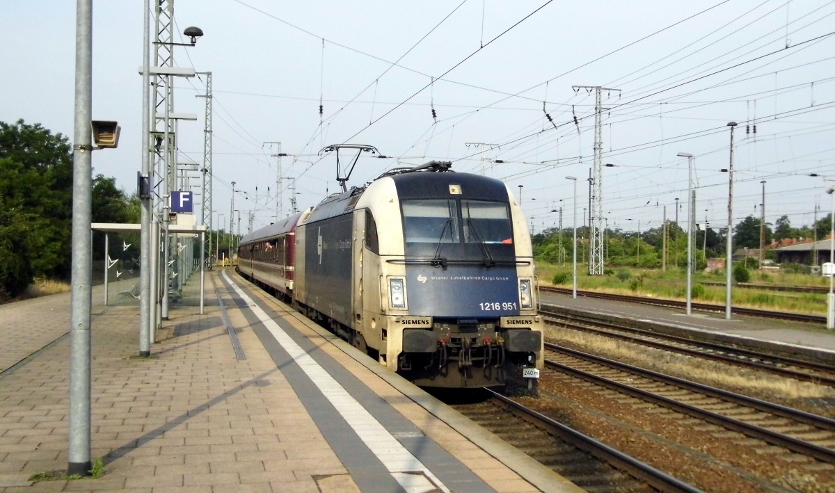 Am 05.07.2015 kam  die 1216 951 von der Wiener Lokalbahnen Cargo aus Richtung Berlin nach  Stendal .