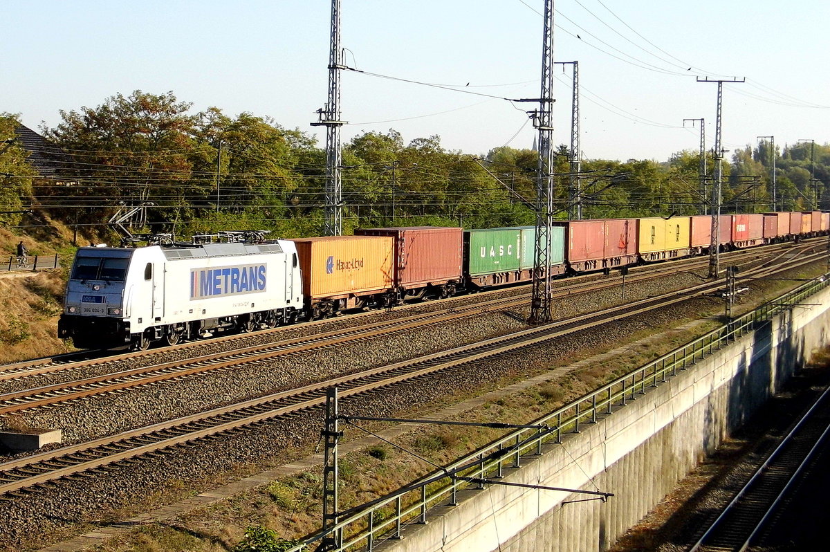 Am 05.10.2018 kam die  386 034-3 von METRANS aus Richtung Stendal und fuhr weiter in Richtung Wittenberge .