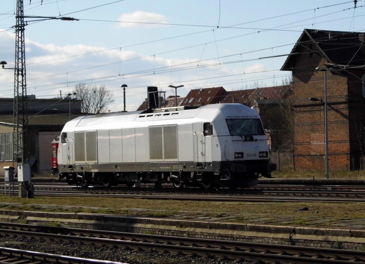 Am 06.04.2015 kam die 223 143  aus Richtung Berlin nach Stendal und fuhr weiter in Richtung Wittenberge .