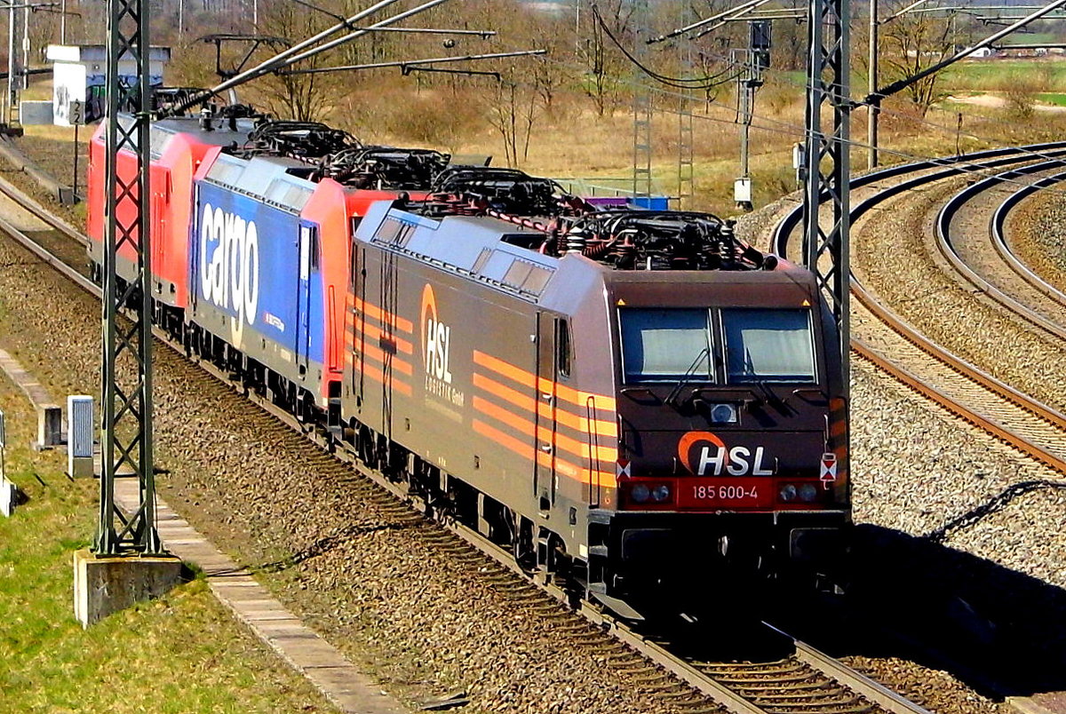 Am 06.04.2018 fuhr die 185 600-4  und die 482 - und die 145 090-7  von der HSL Logistik GmbH , von Stendal in Richtung Salzwedel .