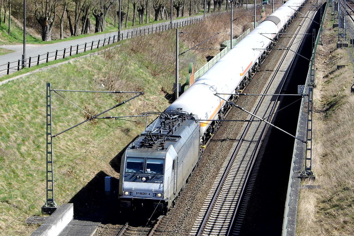 Am 06.04.2018 fuhr die  6186 261-4 von der CTL Logistics GmbH, Berlin (AKIEM SAS, Clichy ) von Stendal   in Richtung Braunschweig .