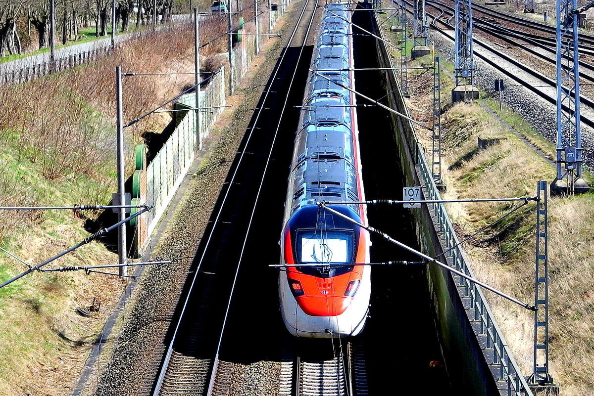 Am 06.04.2018 kam die 501 002-6 von der SBB - Schweizerischen Bundesbahnen  aus Richtung Braunschweig  nach  Stendal   .
