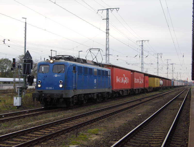 Am 06.11.2014 kam die 139 285-1 von der EGP in neuer Lackierung aus Richtung Salzwedel nach Stendal und fuhr weiter in Richtung Magdeburg . 