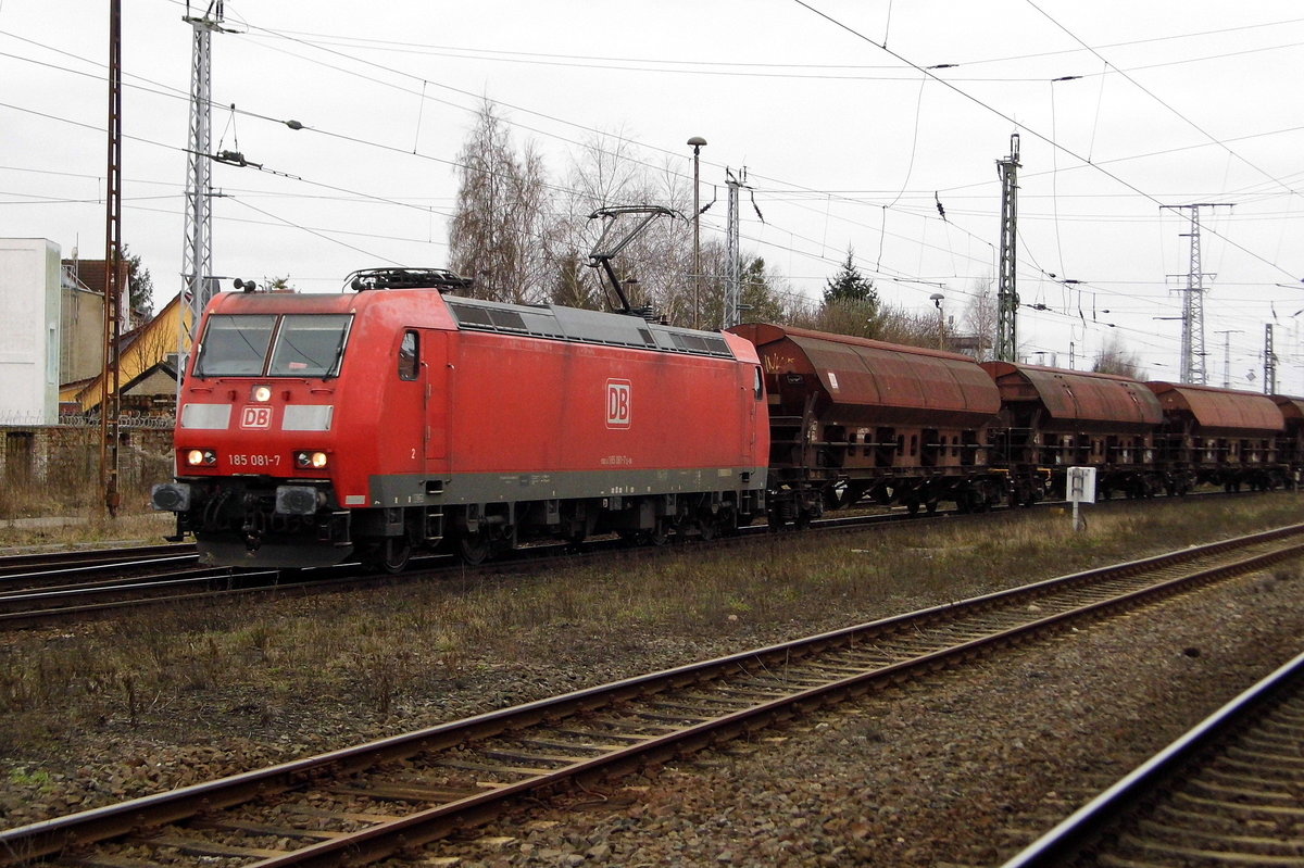 Am 07.03.2017 kam die 185 081-7 von der DB Schenker Rail Deutschland AG, aus Richtung Braunschweig nach Stendal und fuhr weiter in Richtung Magdeburg .