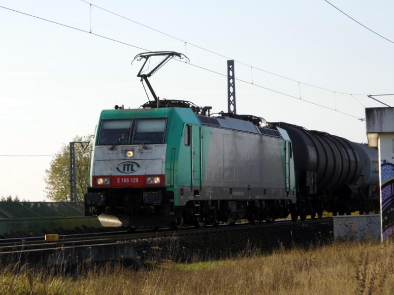 Am 07.11.2014 kam die E 186 128 von der ITL aus Richtung  Salzwedel  und fuhr weiter in Richtung Stendal.