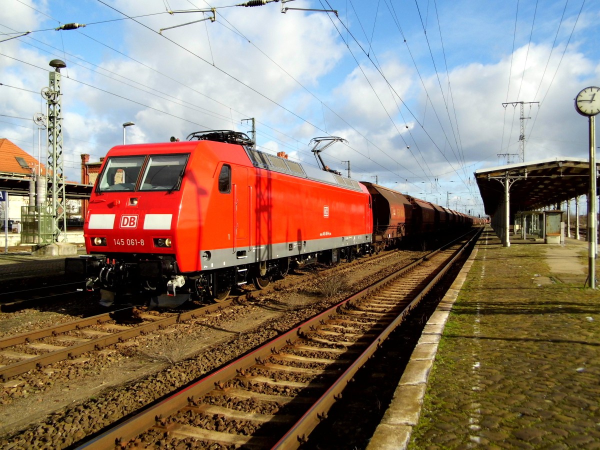 Am 08.02.2015 kam die 145 061-8 von der DB aus Richtung Magdeburg nach Stendal und fuhr weiter in Richtung Wittenberge .