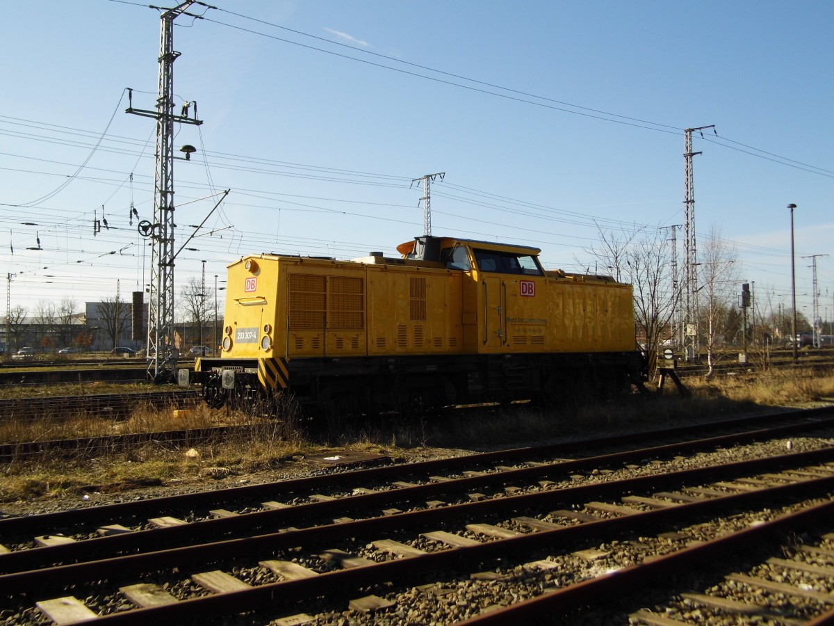 Am 08.03.2015 war  die 203 307-4 von der DB Netz in Stendal abgestellt .