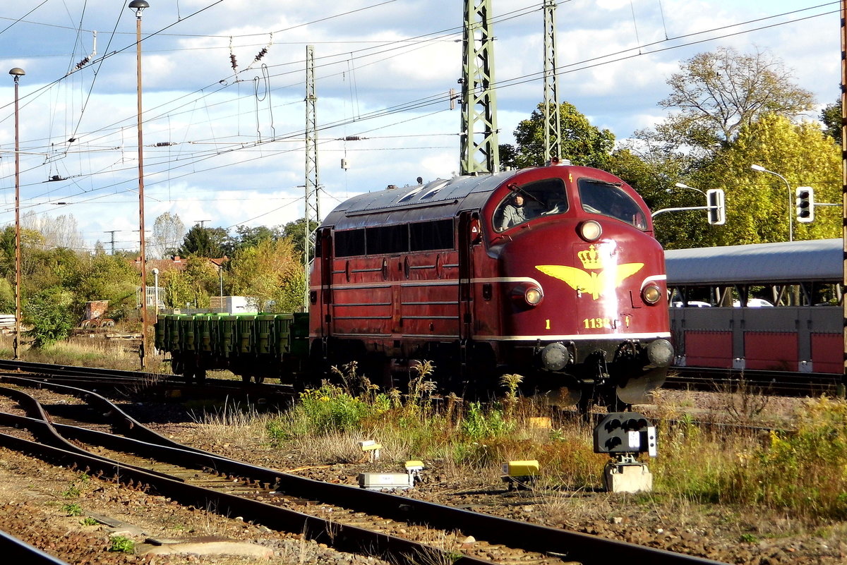Am 08.10.2017 kam die  227 004-9 Nr 1138 von der CLR-Cargo Logistik Rail-Service aus Richtung Berlin nach Stendal   .