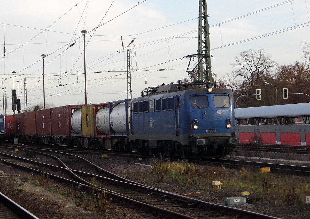 Am 08.12.2016 kam die 140 853-3 von der EGP aus Richtung Magdeburg nach Stendal und fuhr weiter in Richtung Salzwedel .