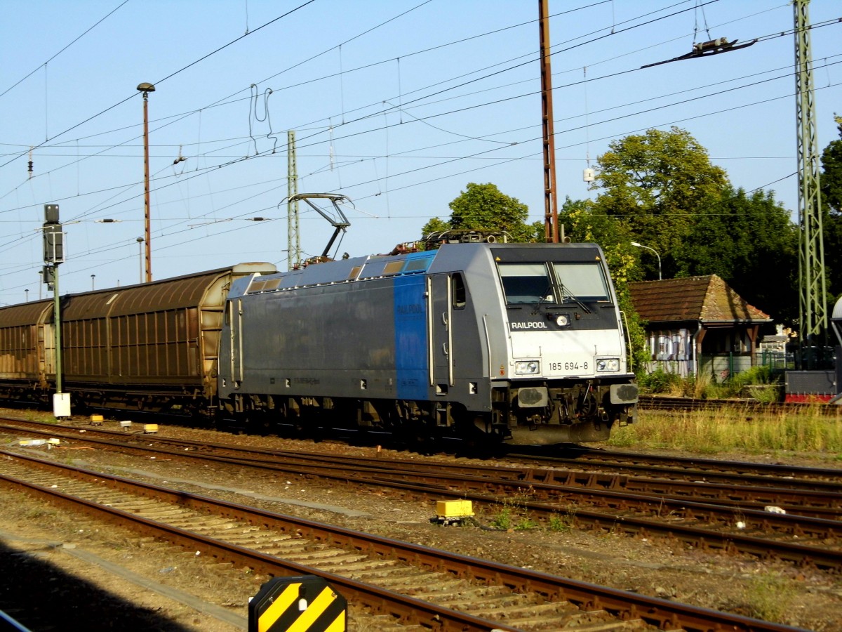 Am 09.08.2015 kam die 185 694-8 von der LOCON LOGISTIK (Railpool )  aus Richtung Berlin nach Stendal und fuhr weiter in Richtung Hannover .