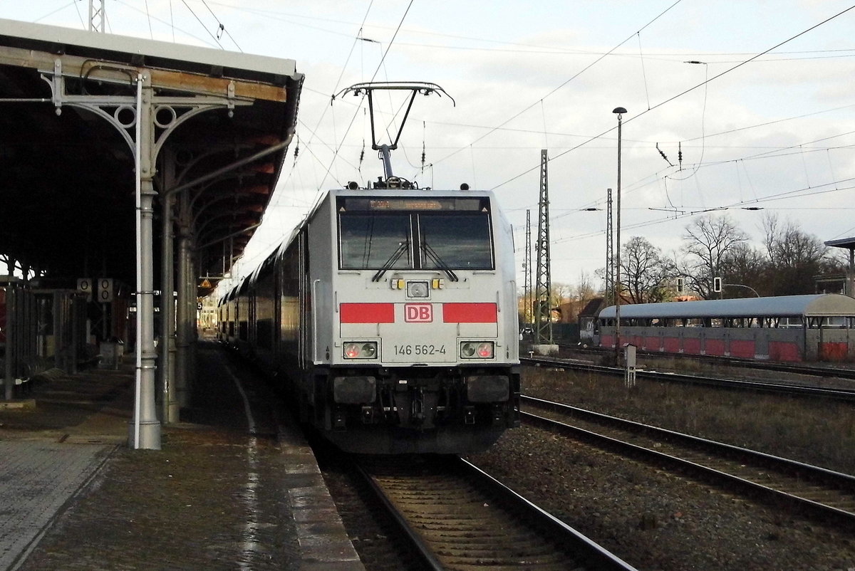 Am 10.03.2017 kam die 146 562-4 von DB Fernverkehr aus Richtung Braunschweig nach Stendal und fuhr weiter in Richtung Magdeburg .