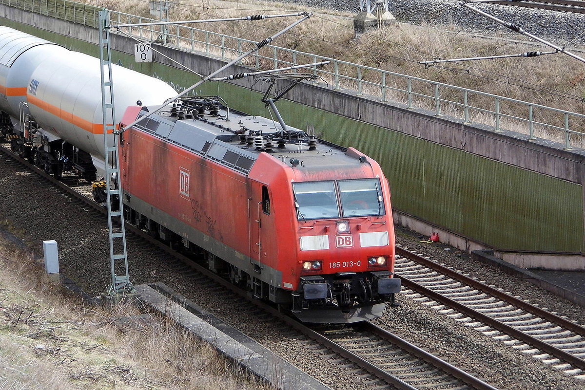 Am 10.03.2017 kam die 185 013-0 von der  DB Cargo Deutschland AG, aus Richtung Stendal und fuhr weiter in Richtung Braunschweig .