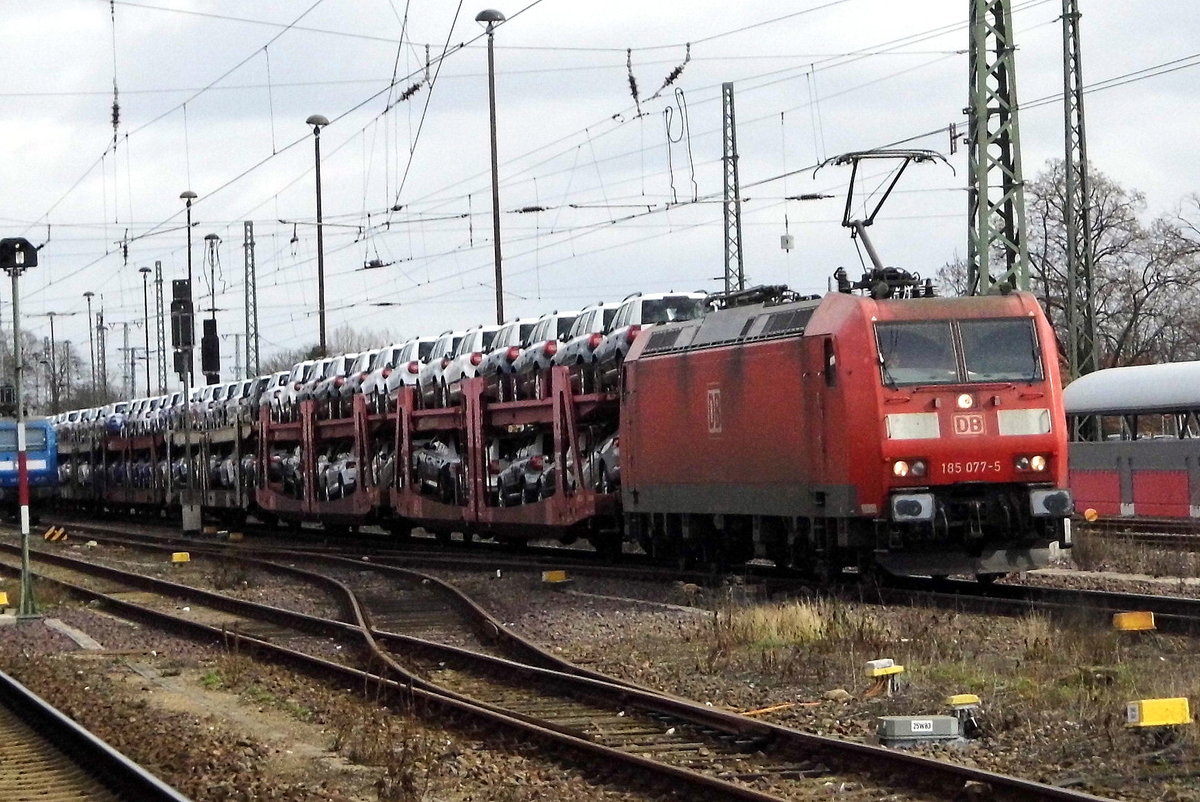 Am 10.03.2017 kam die 185 077-5 von der DB Schenker Rail Deutschland AG , aus Richtung Magdeburg nach Stendal und fuhr weiter in Richtung Braunschweig .