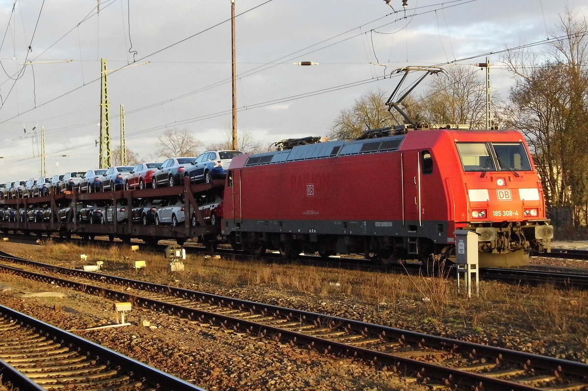 Am 10.03.2017 kam die 185 308-4 von der DB Schenker Rail Deutschland AG , aus Richtung Magdeburg nach Stendal und fuhr weiter in Richtung Braunschweig .