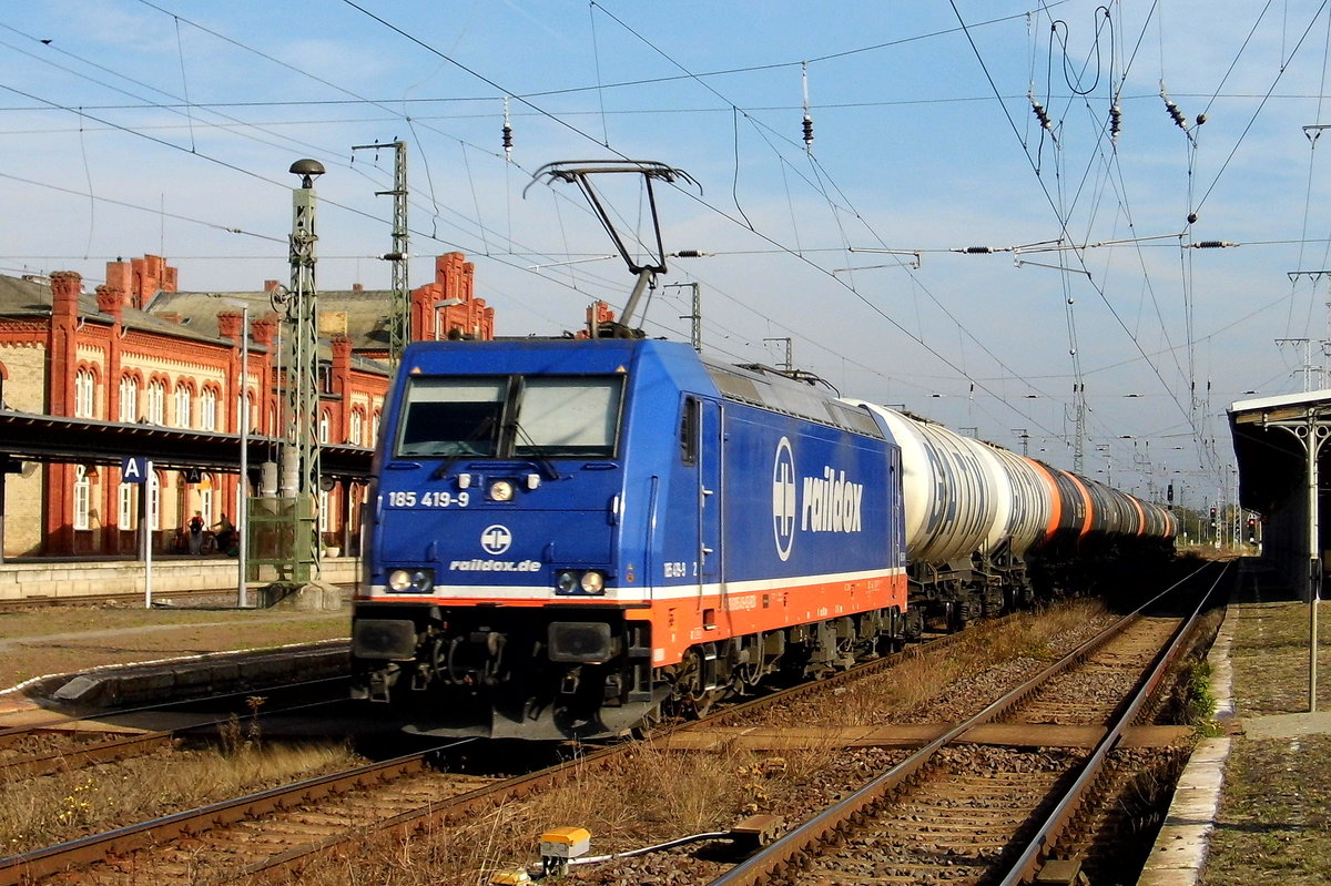 Am 10.10.2018 kam die 185 419-9 von  Raildox aus Richtung Magdeburg nach Stendal und fuhr weiter in Richtung Braunschweig .