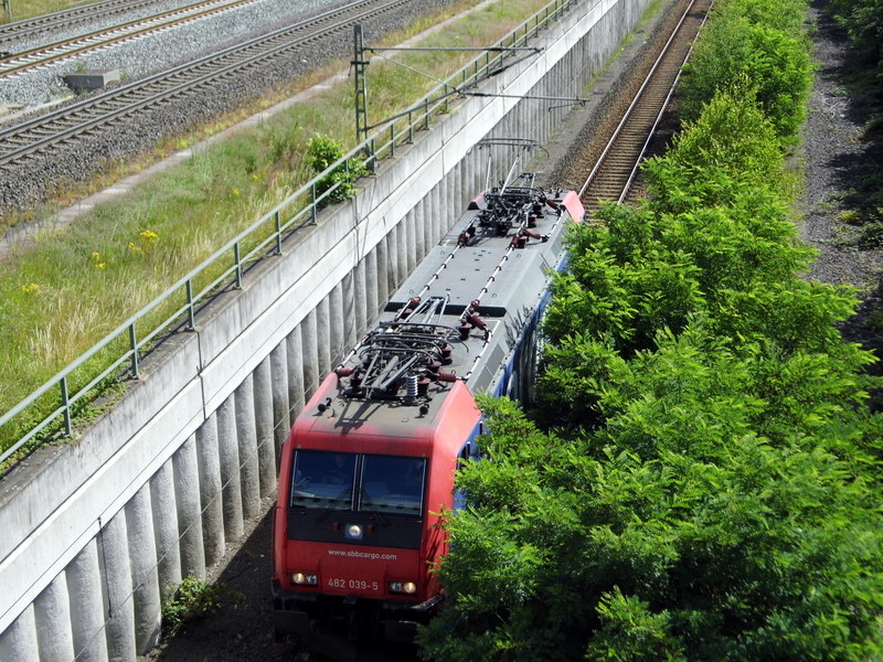 Am 1.07.2014 kam die 482 039-5 von der SBB Cargo aus der Richtung Stendal und fuhr nach Hannover.