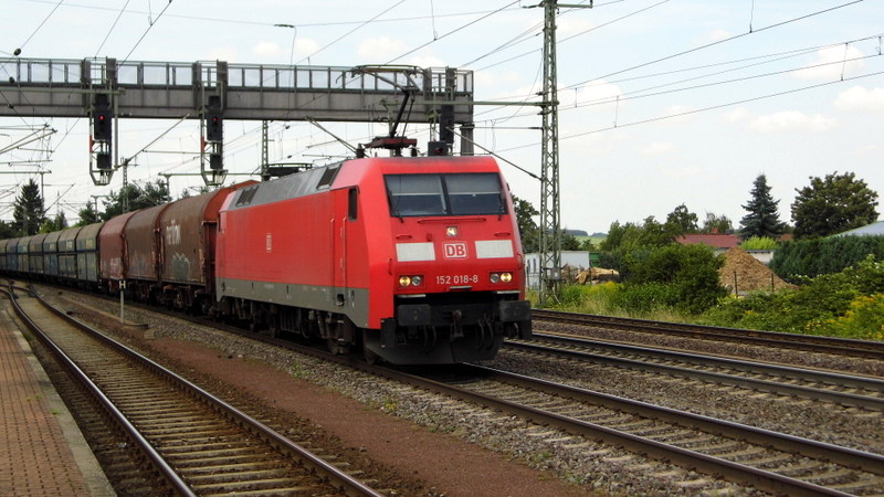 Am 1.08.2014 kam die 152 018-8 von der DB aus Richtung Braunschweig nach Niederndodeleben und fuhr weiter in Richtung Magdeburg .