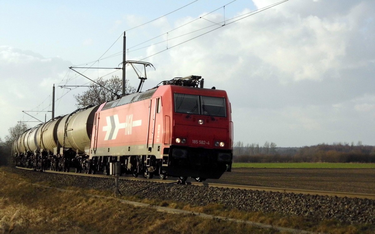 Am 11.02.2016 kam 185 582-4 von der HGK aus Richtung Salzwedel und fuhr weiter in Richtung Stendal .