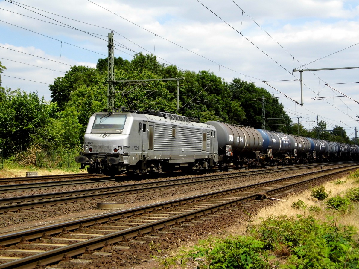 Am 11.06.2015 kam die 37029 von der akiem aus Richtung Magdeburg nach Niederndodeleben und fuhr weiter in Richtung Braunschweig .