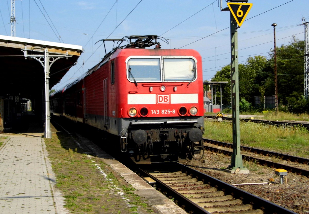 Am 11.08.2015 kam die 143 825-8 von der DB aus   Stendal und fuhr weiter in Richtung Salzwedel .