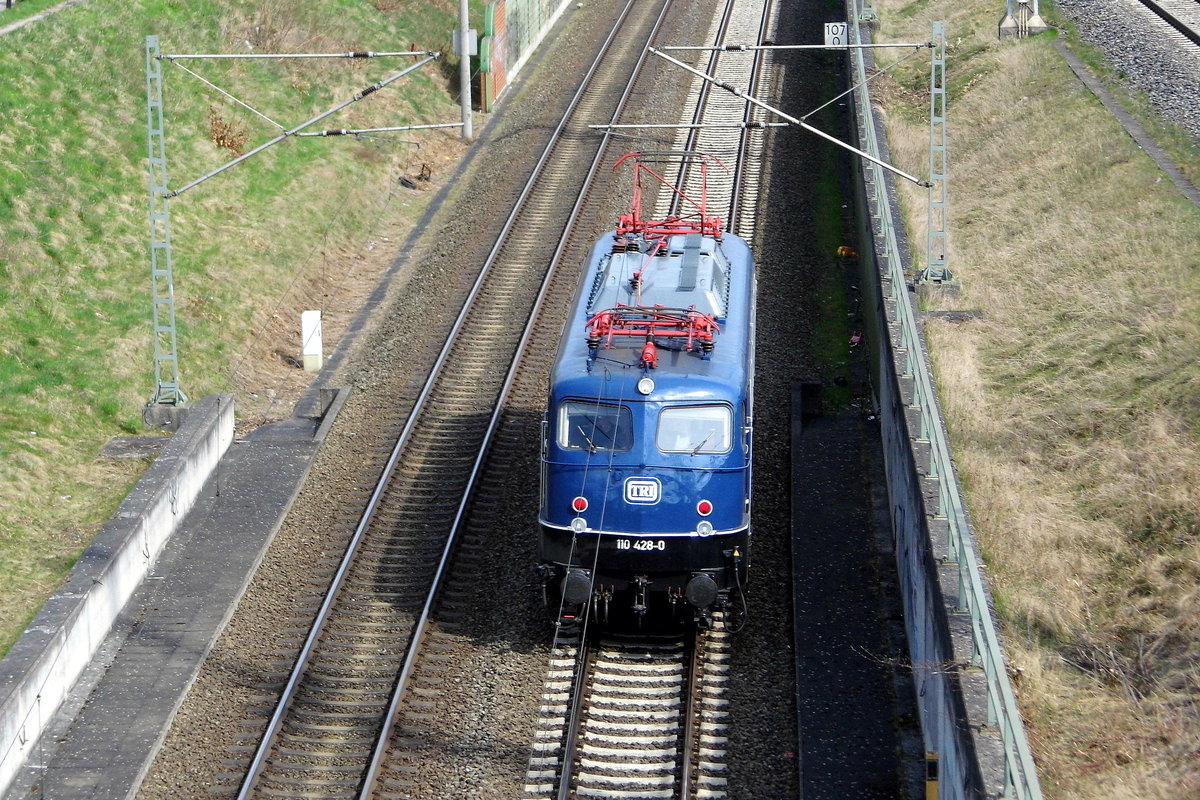 Am 12.04.2018 fuhr die 110 428-0 von der TRI Train Rental GmbH,  von Stendal in Richtung Braunschweig .