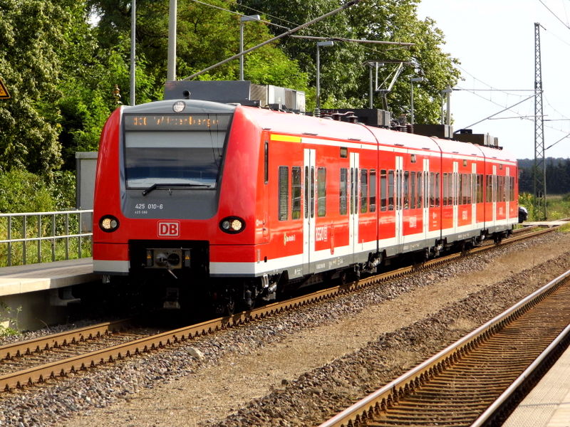 Am 12.08.2014 kam die 425 010-6 von der DB aus der Richtung Magdeburg nach Demker und fuhr weiter in Richtung Stendal .
