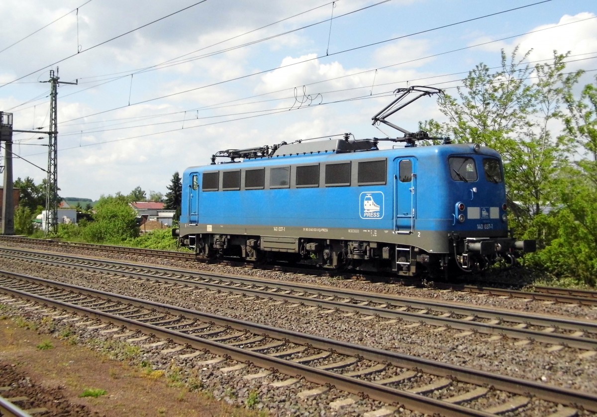 Am 13.05.2015 kam die 140 037-1 von der Press aus Richtung Magdeburg nach Niederndodeleben und fuhr weiter in Richtung Braunschweig .