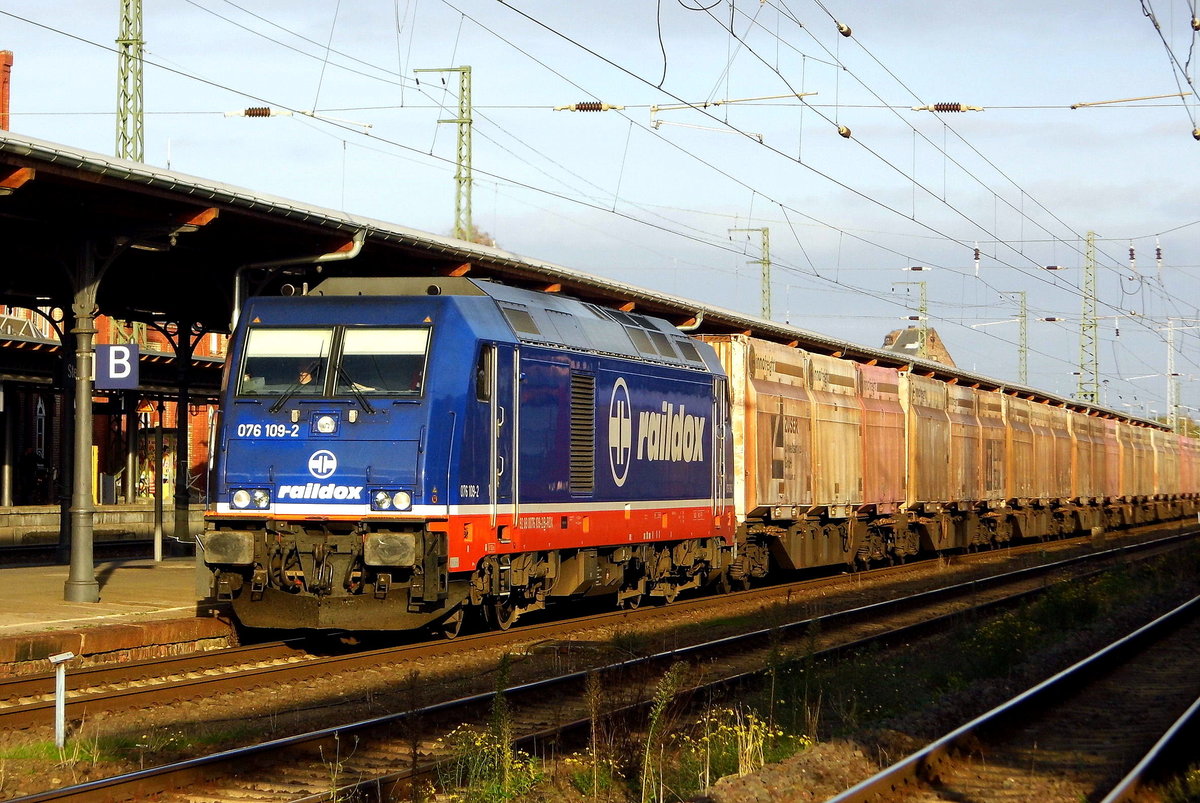 Am 13.10.2017 kam die 076 109-2 von Raildox aus Richtung Berlin nach Stendal und fuhr    nach  Niedergörne .