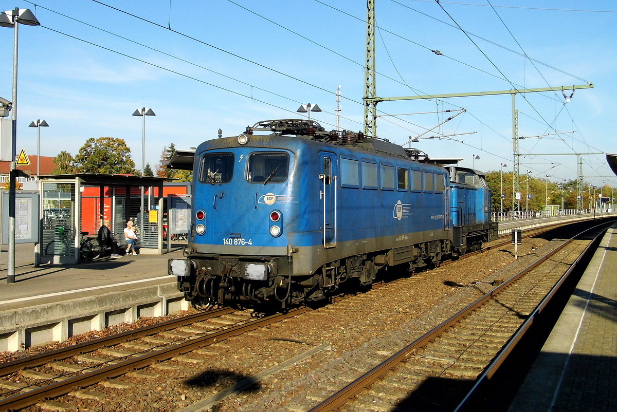 Am 13.10.2018 stand  die 140 876-4  von der EGP – Eisenbahngesellschaft Potsdam, im Hbf Wittenberge .